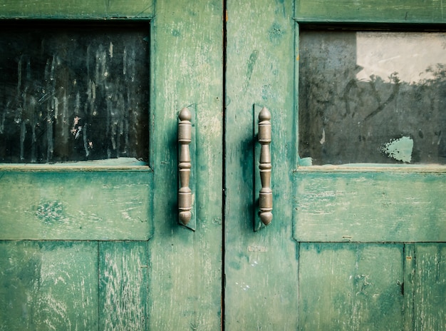 Puertas de madera viejas pintadas en verde