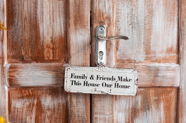 Puertas marrones de madera y cartel colgante de bienvenida. La parte de la puerta de madera con mango de metal.