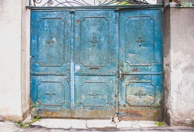 Puertas de metal azul antiguo estilo vintage textura oxidada