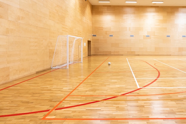 Puertas para mini fútbol. Salón de balonmano en cancha deportiva moderna