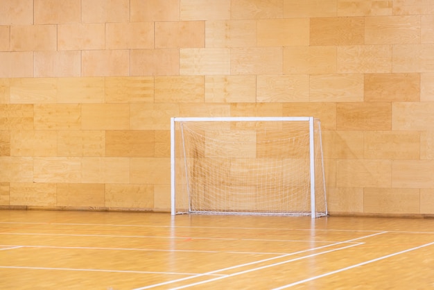 Puertas para mini fútbol. Salón de balonmano en cancha deportiva moderna