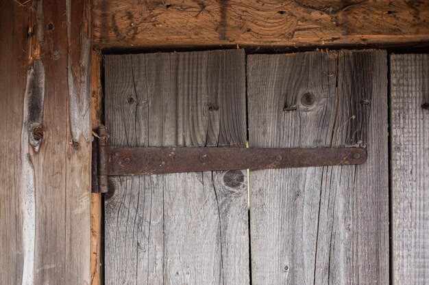 Puertas o puertas de granero hechas de tablones que se pueden tirar hacia un lado a lo largo de un riel deslizante la puerta cuelga de una bisagra con ruedas persianas retráctiles de madera en la cabaña