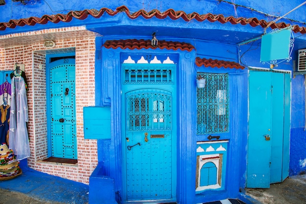 Puertas orientales tradicionales con adornos en Marruecos