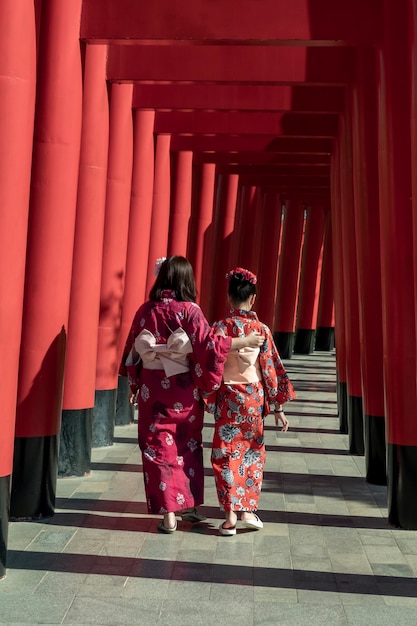 Puertas Torii rojo con mujer en kimono en Hinoki Landmark en Chaiprakarn, Chiang Mai, Tailandia