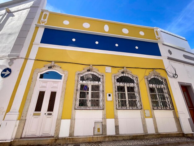 Puertas tradicionales del Algarve vistas desde la calle pública