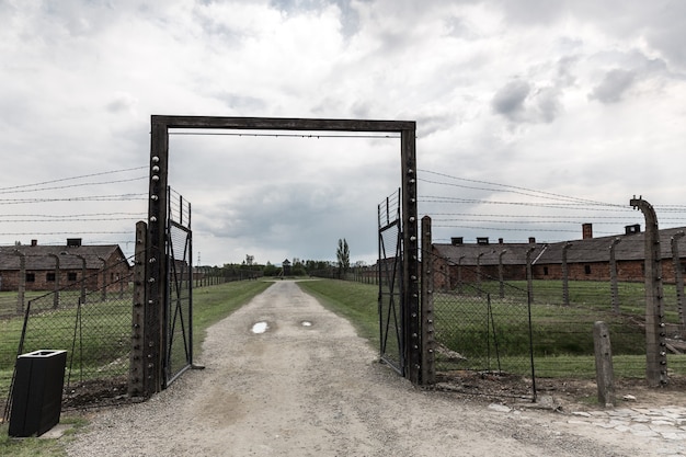 Puertas y valla de alambre de púas, campo de concentración alemán Auschwitz II, Polonia.