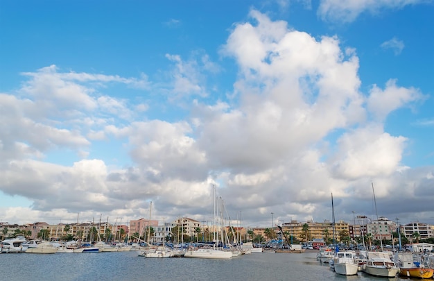 Puerto de Alghero en un día nublado