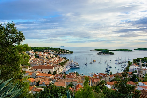 Puerto de la antigua ciudad de la isla del Adriático Hvar en Croacia