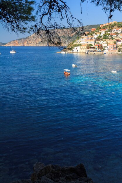 El puerto de Assos en Cefalonia, Islas Jónicas, Grecia