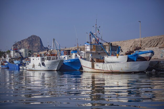 Foto puerto de banghera en sicilia; el puerto de la pequeña ciudad de porticello