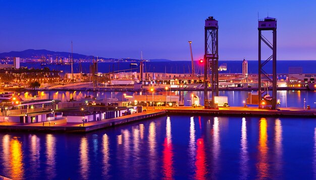 Foto puerto de barcelona durante la noche españa