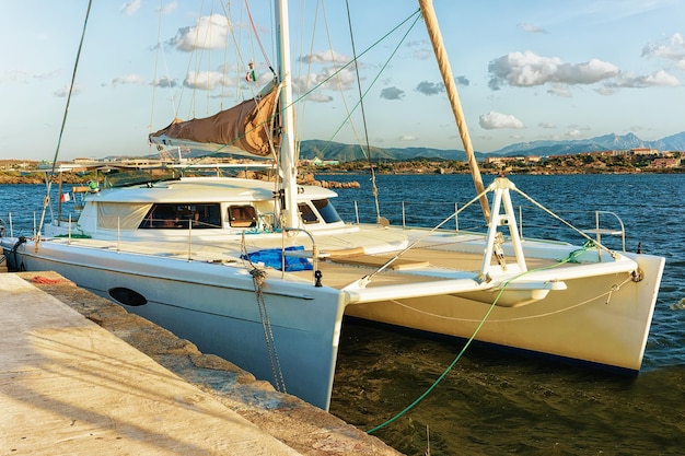 Puerto con barco de lujo en Olbia, Cerdeña, Italia