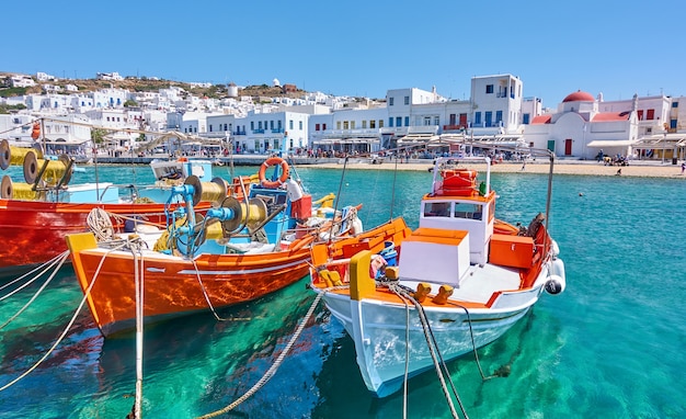 Puerto con barcos de pesca de madera en la isla de Mykonos, Grecia