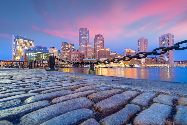 El puerto de Boston y el distrito financiero en penumbra, Massachusetts en EE.