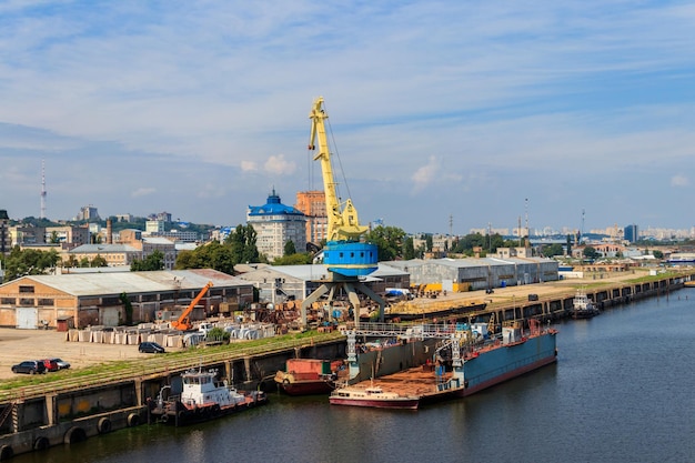 Puerto de carga fluvial en Kiev, Ucrania