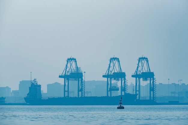 Foto puerto de carga industrial en penang, malasia