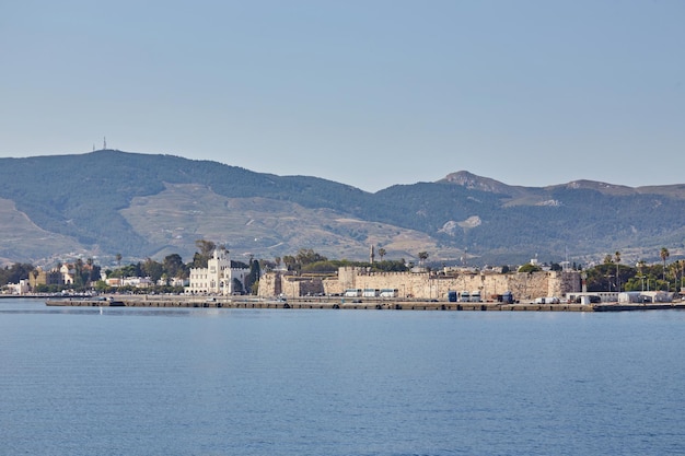 Puerto de la ciudad de Kos y vista de la pared del castillo de Neratzia en la isla de Kos