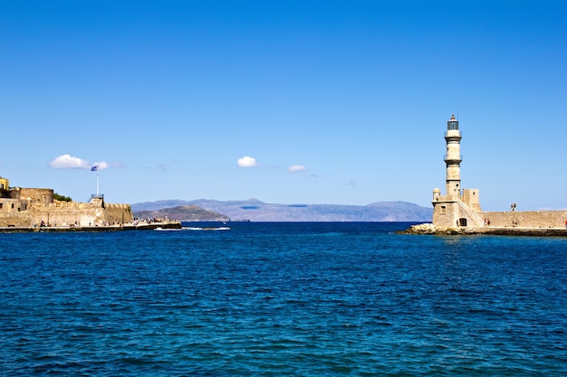 Puerto de la ciudad vieja de Chania en Creta con el faro