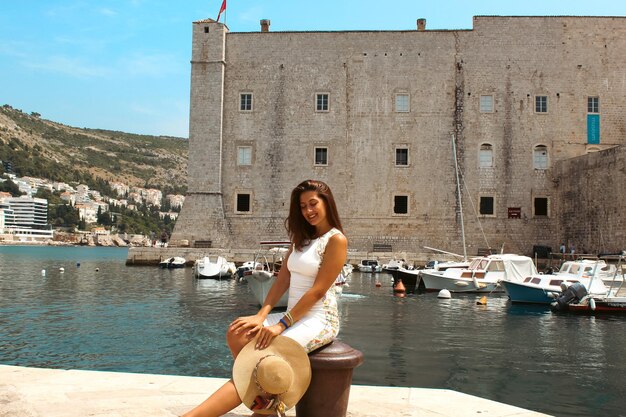 Puerto de la ciudad vieja en la costa del mar Adriático Hermosa joven en el casco antiguo de Dubrovnik en Croacia