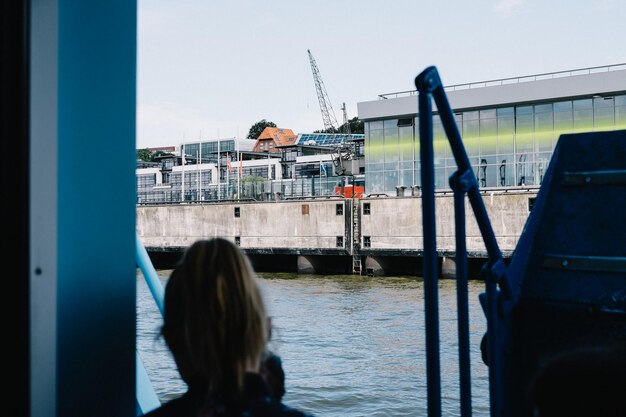 Foto el puerto contra el cielo despejado visto a través del ferry