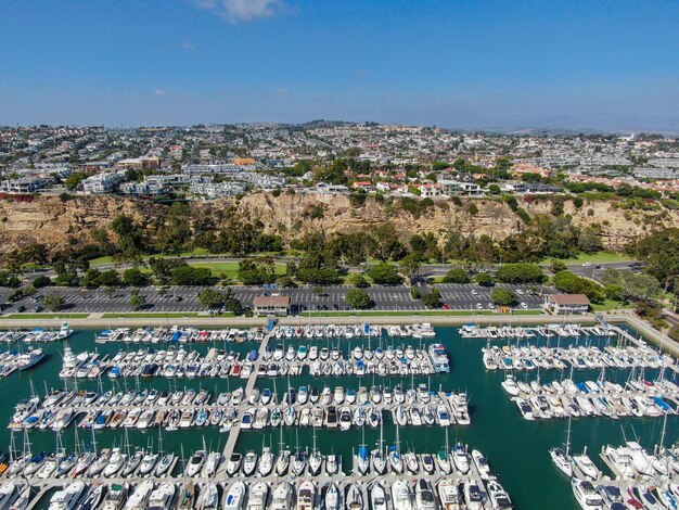 Puerto de Dana Point y su puerto deportivo con yates y veleros en el sur del condado de Orange, California, EE.UU.