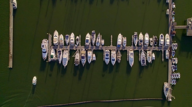 Puerto deportivo al atardecer. Disparo cenital. Huelva. España.