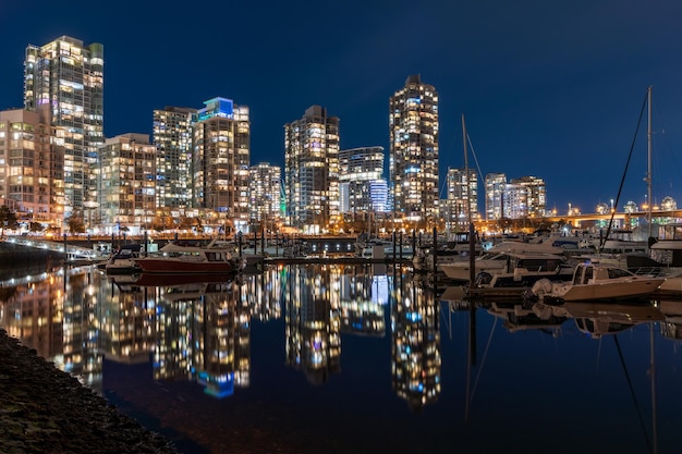 Puerto deportivo del centro de Vancouver por la noche Hermosos edificios horizonte reflejo en el agua Yaletown