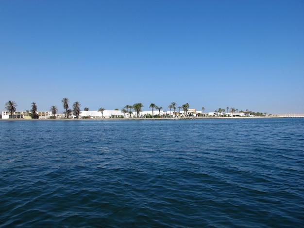 El puerto deportivo de la ciudad de Paracas en el océano Pacífico Perú