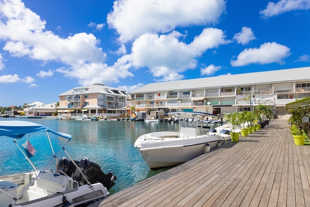 Puerto deportivo frente al mar de Saint Martin Marigot con restaurantes de yates y actividades de deportes acuáticos