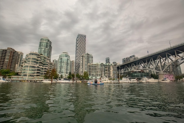 Puerto deportivo de la isla de Granville y edificios residenciales en el centro de Vancouver, Canadá