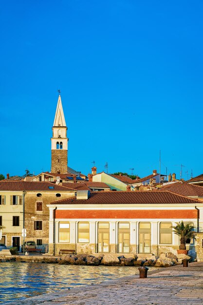 Puerto deportivo en el mar Adriático en el pueblo pesquero de Izola, Eslovenia