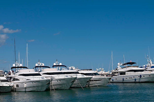 Puerto deportivo y pesquero de estepona en malaga andalucia