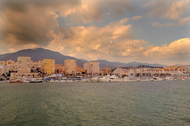 Foto puerto deportivo y pesquero de estepona en malaga andalucia