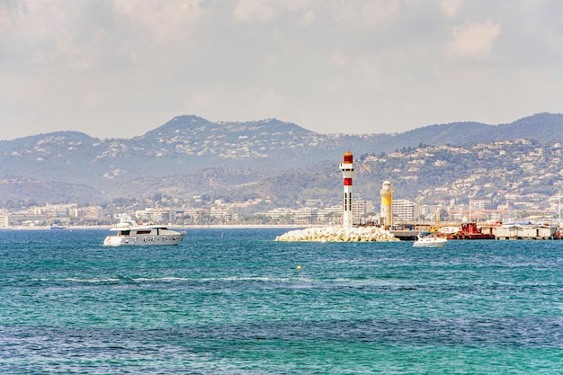 Puerto deportivo Sea Bay con yates y barcos en Cannes