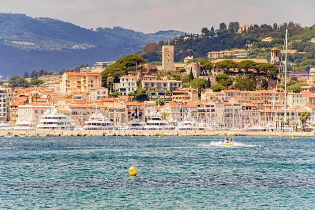 Puerto deportivo Sea Bay con yates y barcos en Cannes