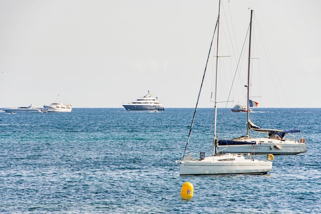 Puerto deportivo Sea Bay con yates y barcos en Cannes