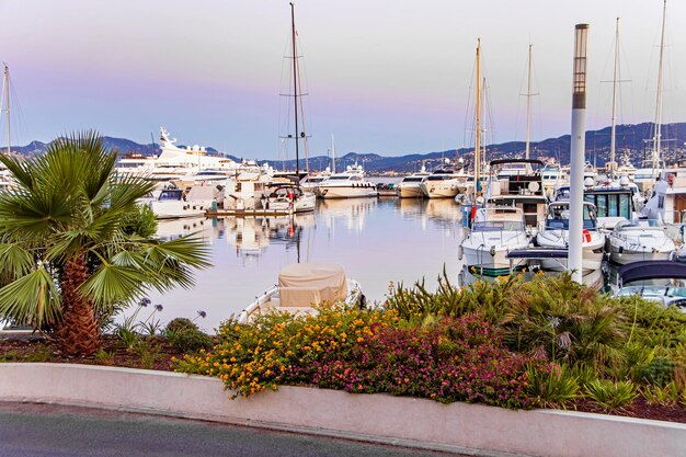 Puerto deportivo Sea Bay con yates y barcos en Cannes