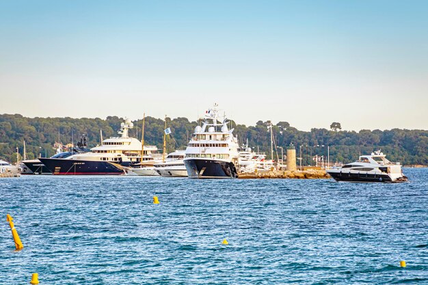 Puerto deportivo Sea Bay con yates y barcos en Cannes