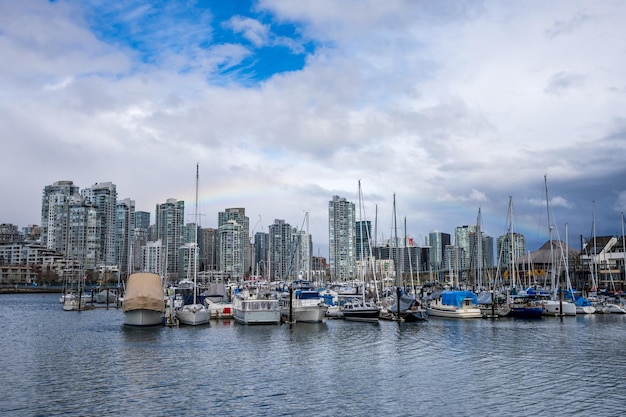 Puerto deportivo de Vancouver False Creek visto desde el horizonte de edificios de Charleson Park Vancouver en el fondo