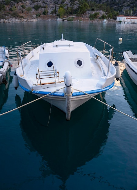Puerto deportivo para yates en el balneario griego de Methana en el Peloponeso en Grecia al atardecer