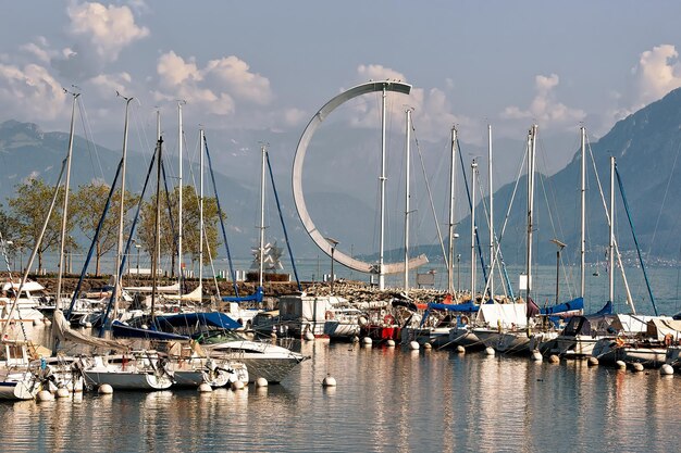 Puerto deportivo con yates en el lago de Ginebra en Lausana, pueblo pesquero de Ouchy, en Suiza