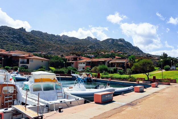 Puerto deportivo con yates de lujo en el mar Mediterráneo en Porto Cervo en la isla de Cerdeña en Italia en verano. Ver en el puerto de la ciudad de Cerdeña con barcos y barcos en Cerdeña.