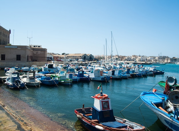 Puerto de Favignana con barcos de pesca en Sicilia