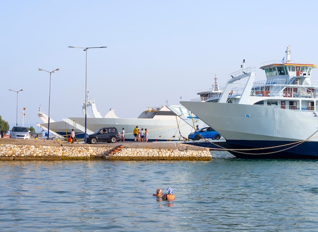 Puerto con ferry por la noche en un pequeño balneario Loutra Edipsou en la isla griega Evia Grecia