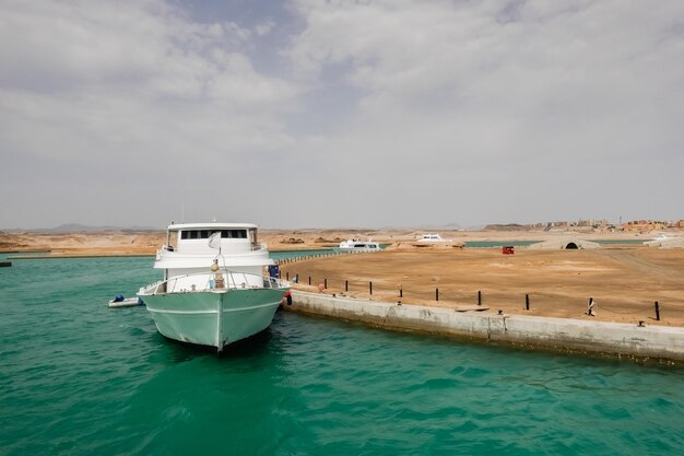 Foto puerto ghalib con barcos agua de mar verde y desierto