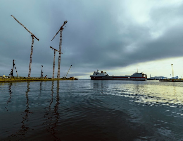 Puerto con grúas y un barco