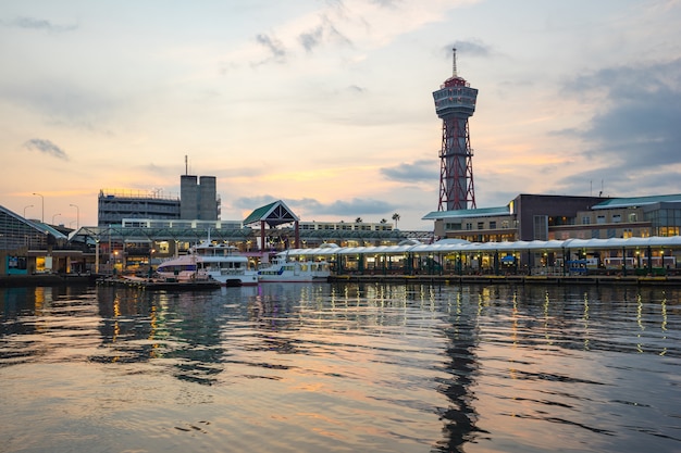 Puerto de Hakata al atardecer en Hakata, Prefectura de Fukuoka, Japón