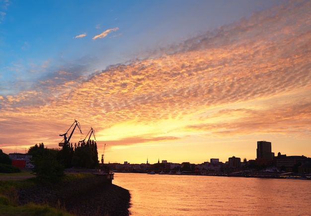 Puerto de Hamburgo en la puesta de sol en Alemania