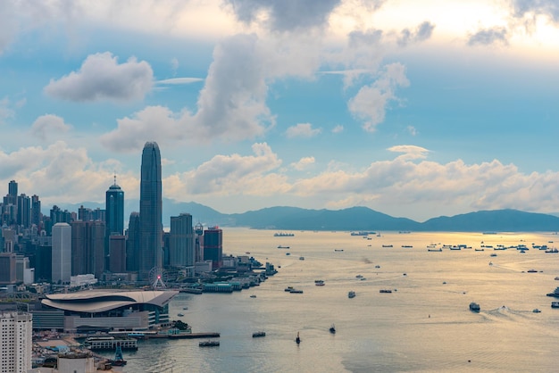 Puerto de Hong Kong con vistas al paisaje del horizonte de rascacielos de la ciudad que construye el hito comercial de China