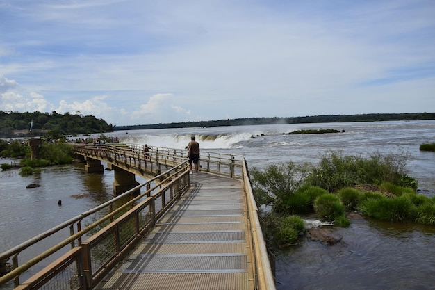 Puerto Iguazu Argentina Caminhos com cercas através das Cataratas do Iguaçu